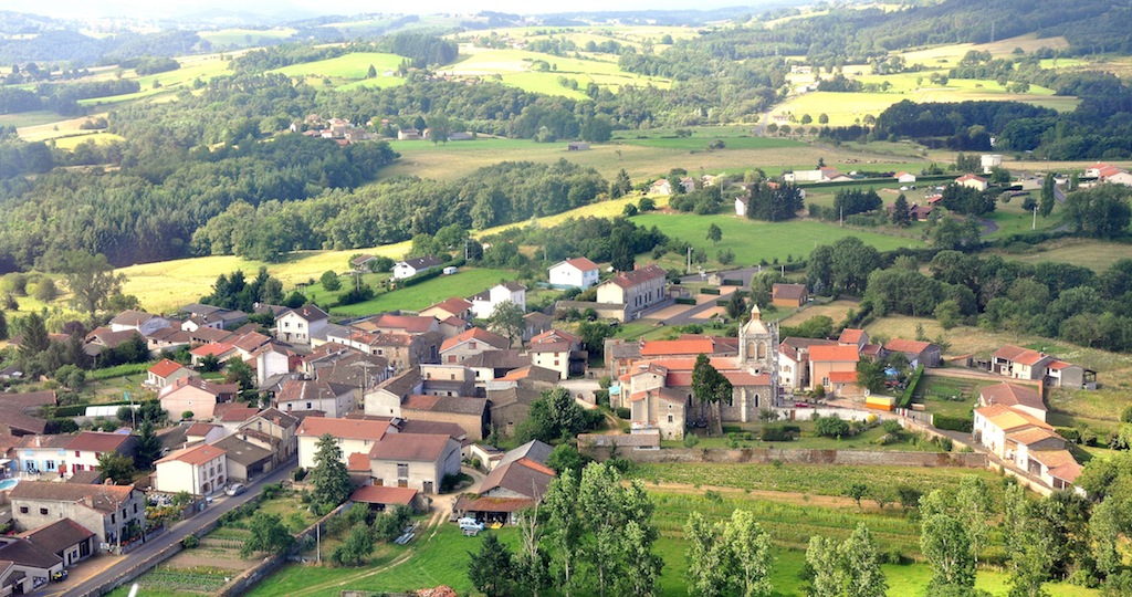Le bourg de Sermentizon, vue d'Avion